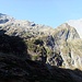 Blick von der Kröntenhütte auf den Grat OBerseemandli (Grashügel rechts) und Graustock (unscheinbare Erhebung in Bildmitte). Rechts vom Graustock lugt der Gross Spannort hervor.