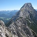 Im Hintergrund die hohe Munde, in der unteren Bildmitte der Gratzacken mit der rund 150m hohen rechten Einstiegswand des Klettersteigs-