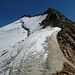 Endlich! Am Sattel, Blick zum Schlussanstieg, die kurze Steilstufe zum Vorgipfel, dann über den Grat zum Gipfel.