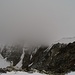 Blick von knapp unterhalb des Bishorns zum Grat Richtung Weisshorn ;-)<br />Irgendwo auf diesem Grat oder im Nebel müsste das Joch sein...