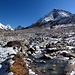 Ein Blick zurück: Von links; Pumo Ri (7165m), Lingtren (6749m), Khumbutse (6665m) allesamt Grenzberge zu Tibet. Und der Nuptse er steht etwas näher bei uns und komplett in Nepal.