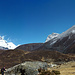 Links im Hintergrund der langgestreckte Rücken des Nuptse mit dem Lhotse als Abschluss (8414m). Rechts der Amphu Gyabjen (5630m)