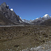Ein Blick zurück in den Windkanal. Gerade aus geht es hinauf zum Cho-La, über den wir vor gut einer Woche gekommen sind. Rechts ab in Richtung Everest. Hinten am rechten Bildrand Lobuche East (6119m).