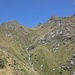 Nach der Rinne quert man durch steile Grashänge zur Alpe Curtet, links im Bild. Rechts über der Alpe die Bocc. Saler.