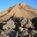 Rückblick auf den Gipfelaufbau des Teide, von der Bergstation der Seilbahn - die zu dieser Zeit noch nicht in Betrieb ist.