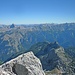 Die Berchtesgadener Alpen vom Watzmann über den Großen Hundstod bis zum Hochkönig; in der rechten Bildhälfte schaut im Hintergrund der Hohe Dachstein durch.