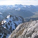 Aussicht vom Gipfel des Gimpel mit dem Westgrat im Vordergrund, dahinter die Rote Flüh und das weitere Panorama