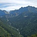 Über dem Bärnalpl schauen die Höchsten des Karwendels durch; links davon Bärnalplkopf, Schlichtenkarspitzen, Vogelkarspitze und Östliche Karwendelspitze (von vorne nach hinten), rechts davon Raffelspitze, Hochkarspitze und Wörner (vom Bärnalpl nach rechts).