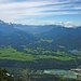 Blick nach Garmisch-Partenkirchen (Bildmitte, hinten); links das Wettersteingebirge mit der alles überragenden Zugspitze (mit dem Höllentalferner), rechts davon das Estergebirge. Im Hintergrund die Ammergauer Alpen.