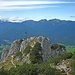 Blick über Gipfelkreuz und Isartal ins Estergebirge.