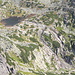 Predné Solisko - Ausblick vom Gipfel hinunter ins Tal Mlynická dolina zum Wasserfall Vodopád Skok sowie zum oberhalb gelegenen See Pleso nad Skokom.