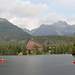 Am Bergsee Štrbské Pleso - Ausblick am südlichen Ufer, u. a. über den See zum Hotel Patria und zum gleichnamigen Berg sowie zur mehrgipfligen Vysoká.