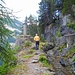 Wieder am Bisse de Sion. Ob man die Leitern benutzt oder nicht, es lohnt sich einen kurzen Abstecher zum Stollenloch zu machen wo der Bisse de Sion zum Vorschein kommt, denn dieser exponierte Ort ist sehr eindrucksvoll!