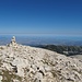 Steinmandl am Nordgrat des Monte Focalone - der Blick reicht bis hinaus nach Pescara am Mittelmeer.