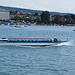 die niedrigen Limmatboote fahren durch viele Brücken in den Zürichsee hinaus