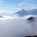 Der Nebel kommt von Süden, der Rautispitz hatte etwas bessere Verhältnisse: Über den beiden Wiggis-Gipfeln thront der Glärnisch. Links davon der Vorder Glärnisch und dazwischen Hausstock und Ruchi.