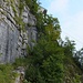 Zugemauerte Felswand und Bergstation der nicht-öffentlich Seilbahn der Elektrizitätswerke.