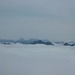 Die 2000er-Bergspitzen lugen aus dem Nebel 