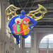"La tempérance" schwebende Skulptur von Nicki de Saint Phalle im Zürcher Hauptbahnhof