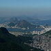 Rio et le Pain de Sucre, au 1er plan en bas l'immense favella de Rocinha (90.000 habitants !)