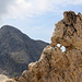 Der brüchig, sandige Fels des Pizzo Colombe im Vordergrund und Blick hinüber zum Pizzo del Sole