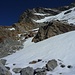 Am Beginn des Nässigletschers: unter dem Gipfel des Kleinen Schreckhorns die Firnrippe zum felsigen S-Grat, unter dem SE-Grat die verschneiten Abstiegsbänder