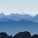 Beim Löchlibettersattel: Der Blick über die Vorarlberger Alpen mit dem markanten Zimba (links). Im Vordergrund unten der Gätterifirst mit dem Gipfelkreuz auf dem mittleren Felszacken.