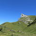 Blick zur Alp Oberlänggli und zum Margelchopf. Am 19.07.03 haben wir ihn über den Normalweg bestiegen. Die wbw Route vom Gipfel hinunter getrauten wir uns damals noch nicht.<br /><br />Edit 28.01.2013: Es ist der Chapf