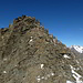Der Abstiegsgrat vom Gipfel, steiler Blockgrat, teilweise recht brüchig.