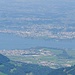 Der Blick zum Zürichsee mit Rapperswil-Jona, der zweitgrössten Stadt des Kantons St. Gallen, am oberen Seeufer.