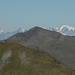 Bildmitte die Mittagsspitze; lks davon: Oberalpstock, Piz Dadens & Crap Grond; rts davon: Bifertenstock und der markante Tödi