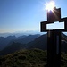 Gipfelkreuz Brienzer Rothorn in der noch schwachen Morgensonne (rechts vom Kreuz erkennt man die Bergstation der Seilbahn von Sörenberg)