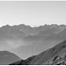 Der Dunst der Po-Ebene zieht oft in das Valchiavenna.<br />Rechts am Horizont, der Monte Rosa.