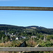 Vom [peak47322 Gudenhagener Poppenberg] zeigt sich das Panorama auf das Kyrill-Tor und den weiteren Weg.