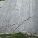Ausblick von der Plattform. Die Spuren im Felsen sollten alte Saurierspuren sein, als der Jura noch nicht Gebirge war und die Felsen noch flach lagen.