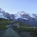 Start auf der Kleinen Scheidegg. Der Wanderweg ist schon für die Ankunft der Läufer des Jungfrau-Marathon vorbereitet.