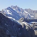 Hinter dem Gspaltenhorn erkennt man noch die Blümlisalp, Davor rechts der Eisabbrüche steht die Silberhornhütte in der Sonne.