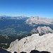 Das Talbecken von Cortina d'Ampezzo wird von den Tofanen beherrscht; Marmolata und Palagruppe sind etwas weiter entfernt.