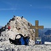 Das erste Ziel des Tages ist erreicht - das kleine Gipfelkreuz steht etwas niedriger hinter dem höchsten Punkt der Cima di Mezzo.