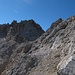 Dann führt das Fixseil über plattiges Gelände hinauf zum Vorgipfel, von dort weiter zum in Bildmitte bereits erkennbaren höchsten Punkt der Cima di Mezzo. Die Cima Popena - links im Bild - ist für Normalbergsteiger unerreichbar.