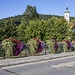 Hübscher Blumenschmuck auf der Brücke, im Hintergrund die Kirche von Obermässing