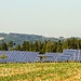 Vorne Solarpark, hinten Windpark bei Berching