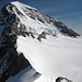 Südwestgrat und Eiswülste am Mönch. Rechts davon der Gletscherpfad zur Mönchsjochhütte.