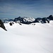 Blick vom Mönchsjoch über eine Schneewüste zum Schreckhorn und Wetterhorn