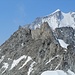 Nahaufnahme der Aiguille d´Entreves mit seinem zerrissenem Grat und seinem schönen Gipfelturm. 