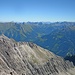 Blick nach Bschlabs; links Zugspitze, mittig Namloser Wetterspitze und Heiterwand, rechts Große Schlenkerspitze.