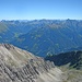 Im Hintergrund sieht man bis weit in die Ötztaler Alpen.