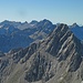 Zoom zur Kreuzkarspitze; dahinter der Große Krottenkopf.