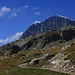 Bei der Wegkreuzung auf dem Mälcherbeden (2285m) zeigt sich erstmals das wuchtige Balmhorn (3698m).