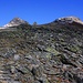 Der Aufstieg über den breiten Gratrücken leitet meist auf Pfadschpuren über schuttbedecktes Gelände. Im Hintergrund ist das Hockenhorn (3293,0m) zu sehen. 